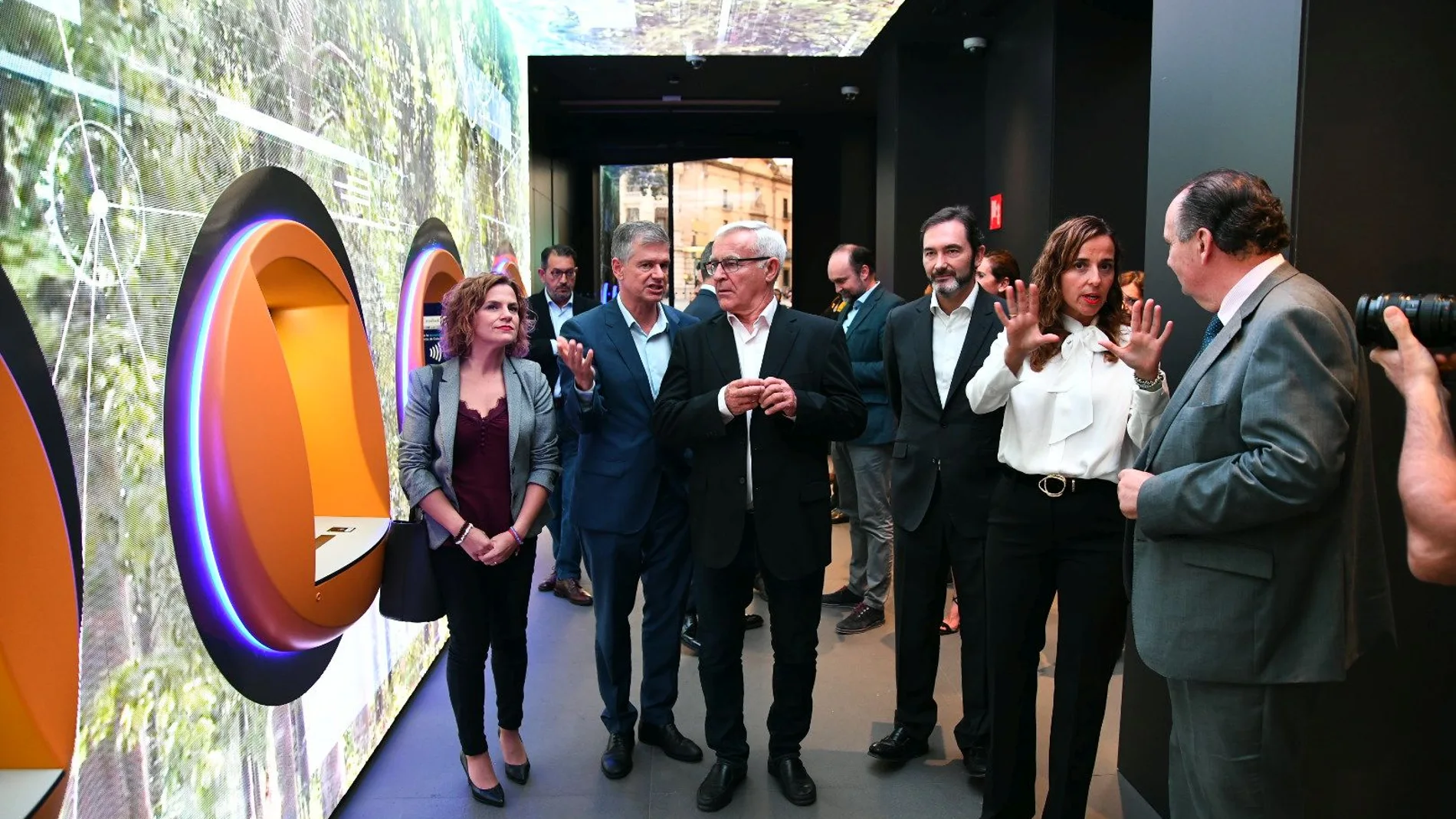 El alcalde de Valencia, Joan Ribó y el director territorial de CaixaBank, Xicu Costa, han inaugurado hoy las instalaciones de la nueva oficina «all in one»