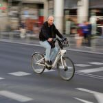 Ciclista en carretera