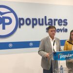 El secretario autonómico del PP, Francisco Vázquez junto a María Ángeles García