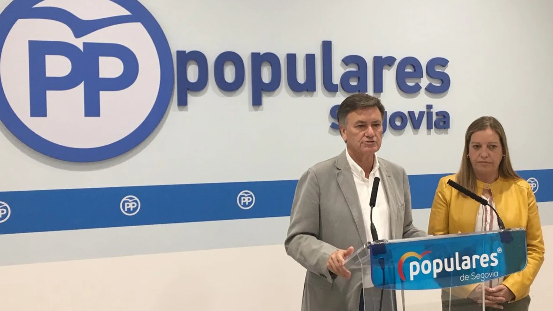 El secretario autonómico del PP, Francisco Vázquez junto a María Ángeles García