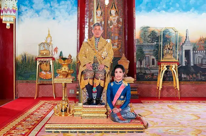 El rey de Tailandia lleva a Alemania a la consorte que metió en prisión