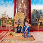 El rey de Tailandia junto a la &quot;consorte real&quot; Sineenat Wongvajirapakdi /Foto: Efe