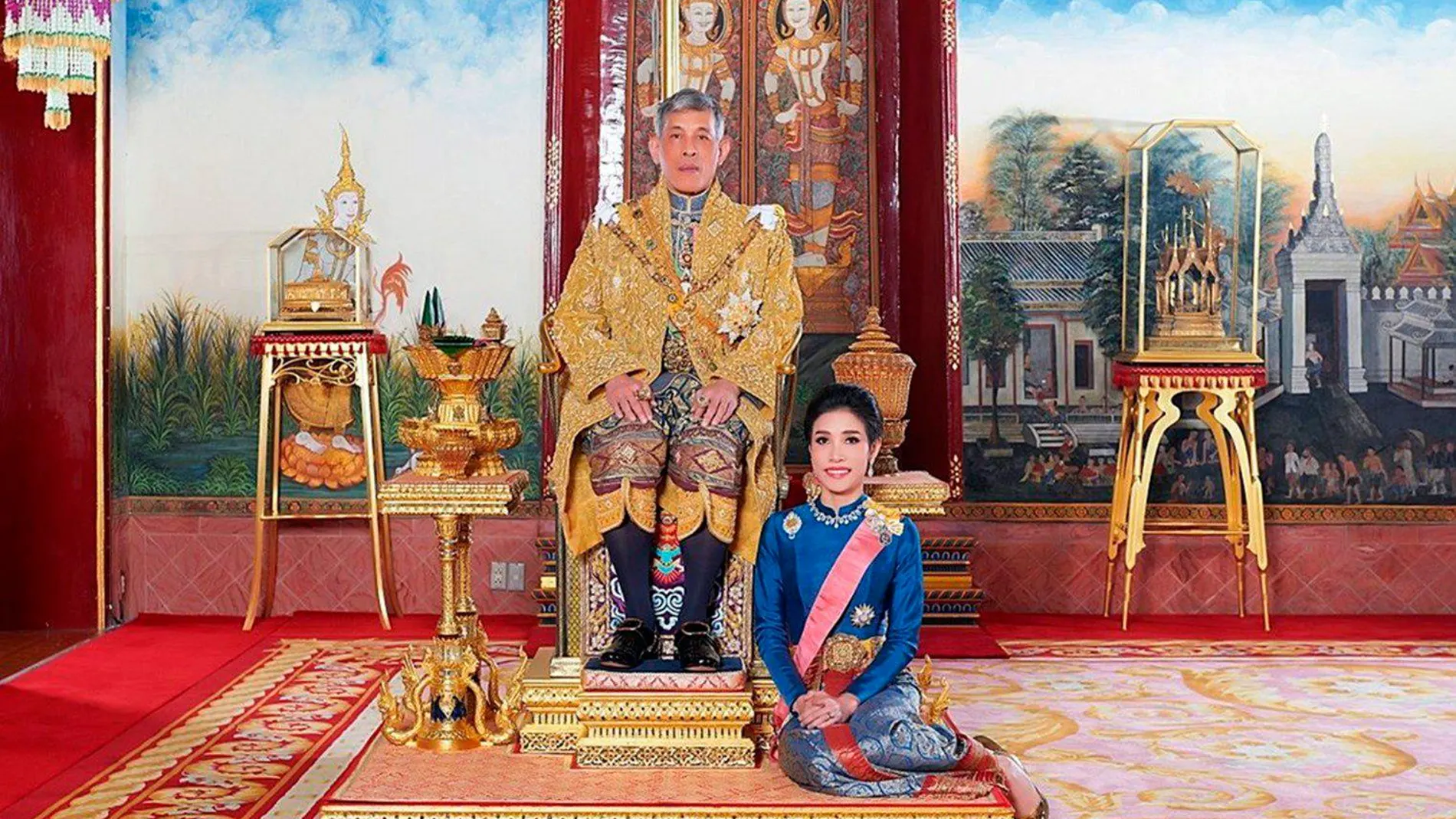 El rey de Tailandia junto a la "consorte real" Sineenat Wongvajirapakdi /Foto: Efe