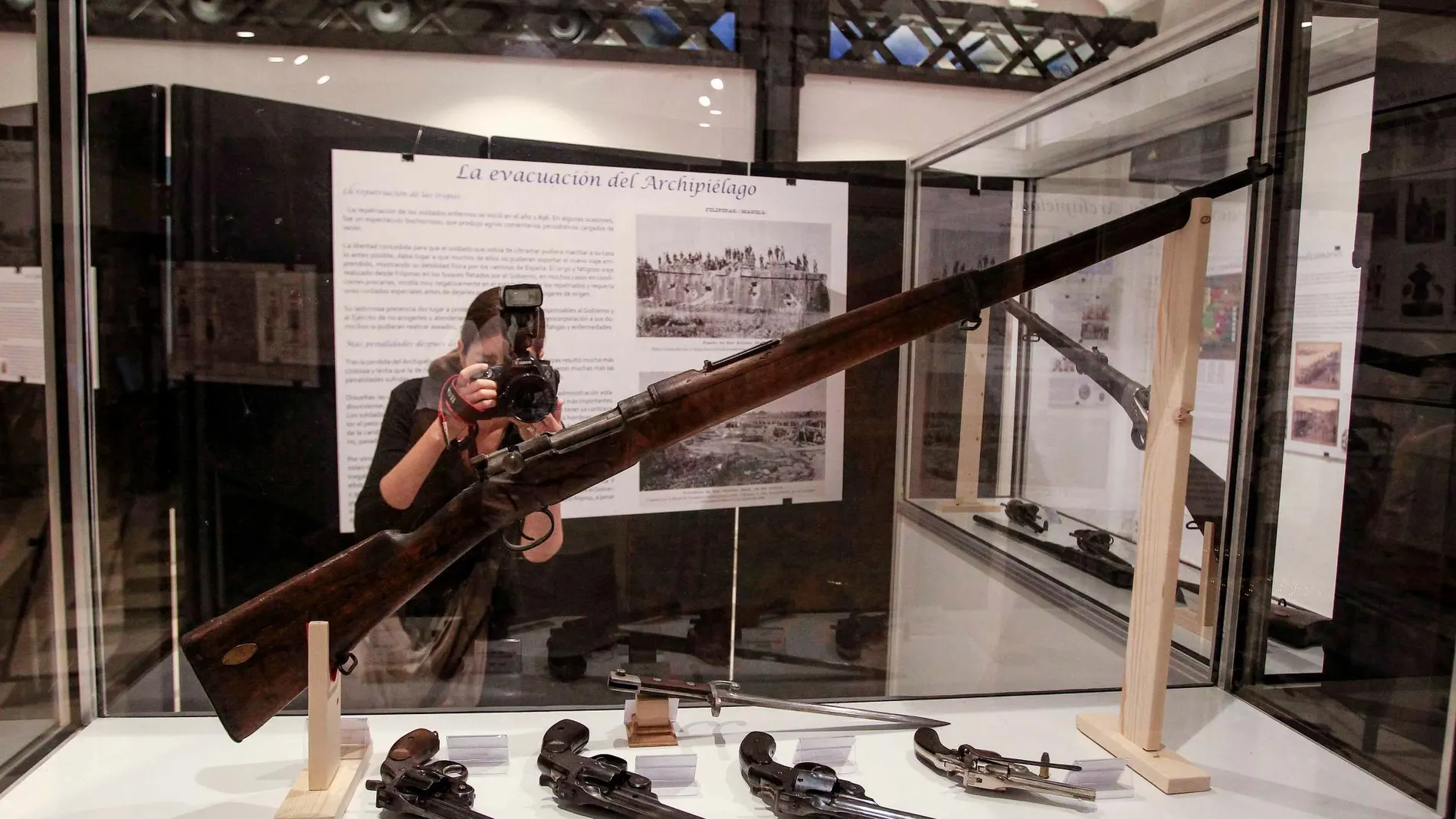 Muestra de armas de la exposición en el Museo de Historia Militar de Sevilla / Foto: Manuel Olmedo