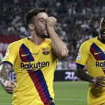 Malcolm acude a felicitar a Carles Pérez después de un gol en un partido del Barcelona