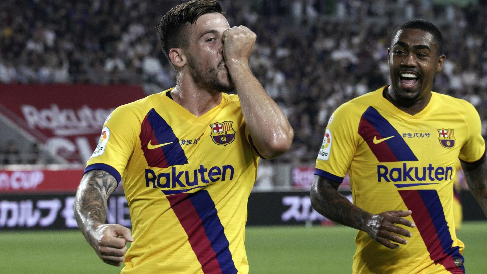 Malcolm acude a felicitar a Carles Pérez después de un gol en un partido del Barcelona