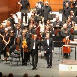 El violista Antoine Tamesit, junto a Daniel Harding y la Orquesta de París