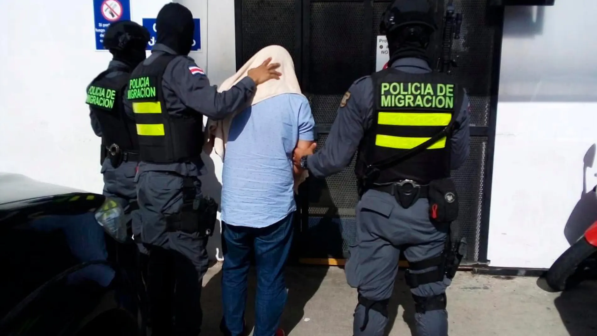 Uno de los detenidos es conducido a dependencias policiales. Foto: Reuters