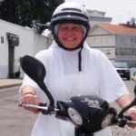 Antonia Pinho en su motocicleta