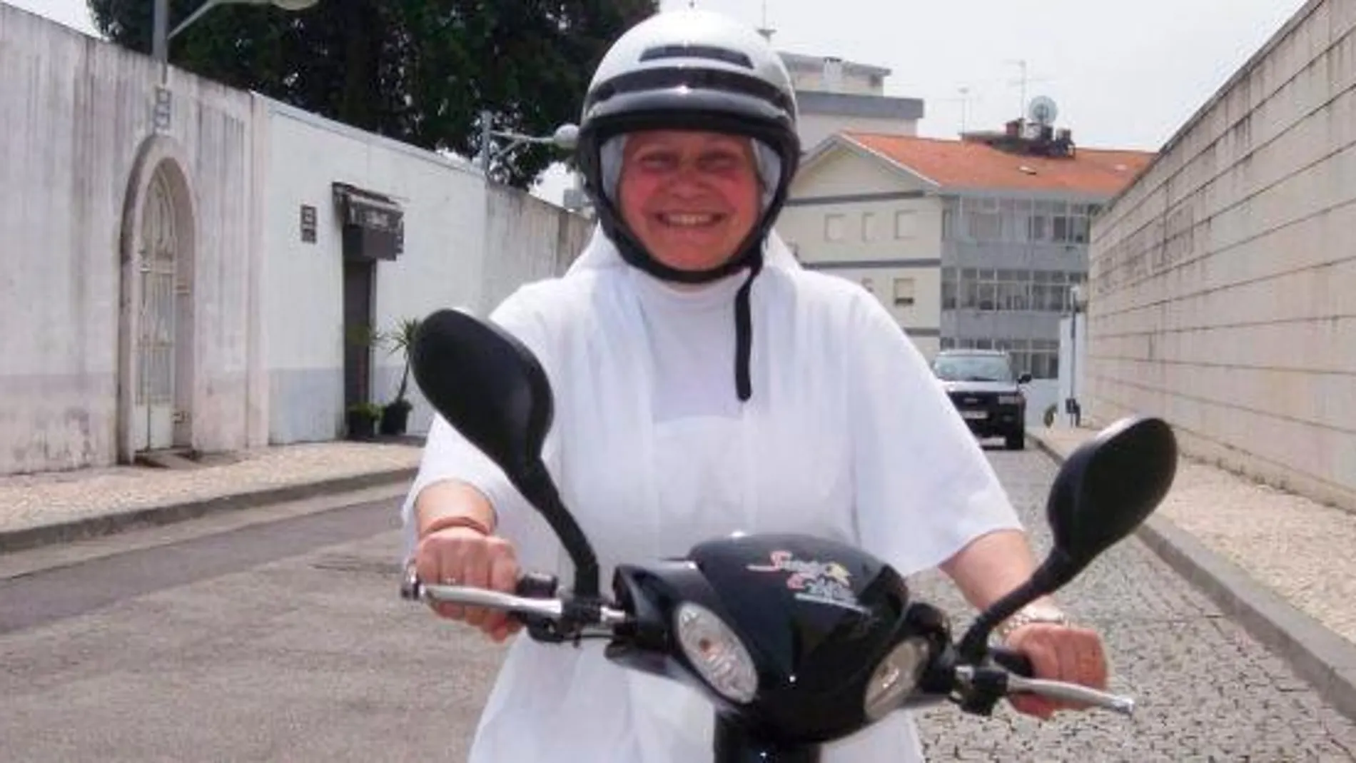 Antonia Pinho en su motocicleta