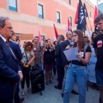 El presidente de la Generalitat, Quim Torra, escucha al colectivo de doctorandos en lucha minutos antes de presidir la inauguración oficial del curso 2019-2020 del sistema universitario catalán