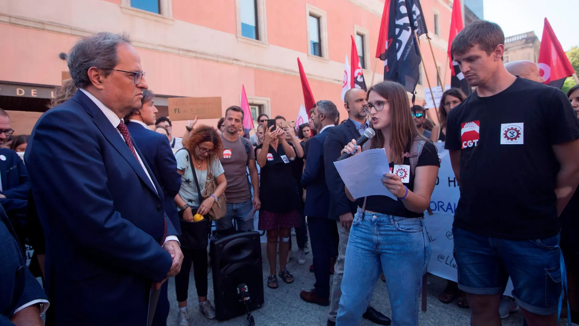 El presidente de la Generalitat, Quim Torra, escucha al colectivo de doctorandos en lucha minutos antes de presidir la inauguración oficial del curso 2019-2020 del sistema universitario catalán