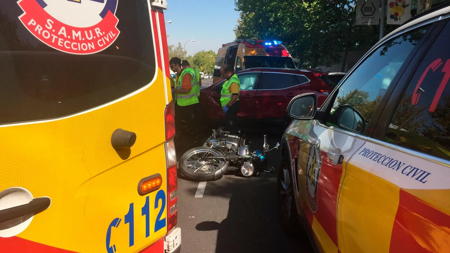Vehículos de emergencias junto a la moto que ha sufrido el accidente hoy en Madrid. (Foto: Twitter Emergencias Madrid)