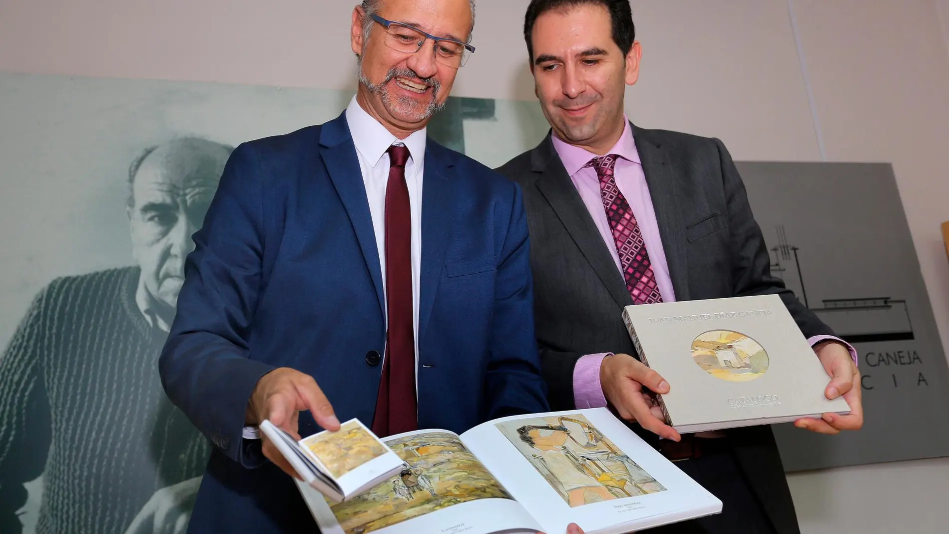Luis Fuentes y Mario Simón muestran los tres formatos del catálogo