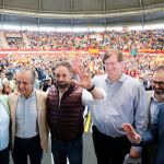 Santiago Abascal junto a los dirigentes de VOX en Valladolid en una abarrotada Plaza de Toros de Arroyo de la Encomienda