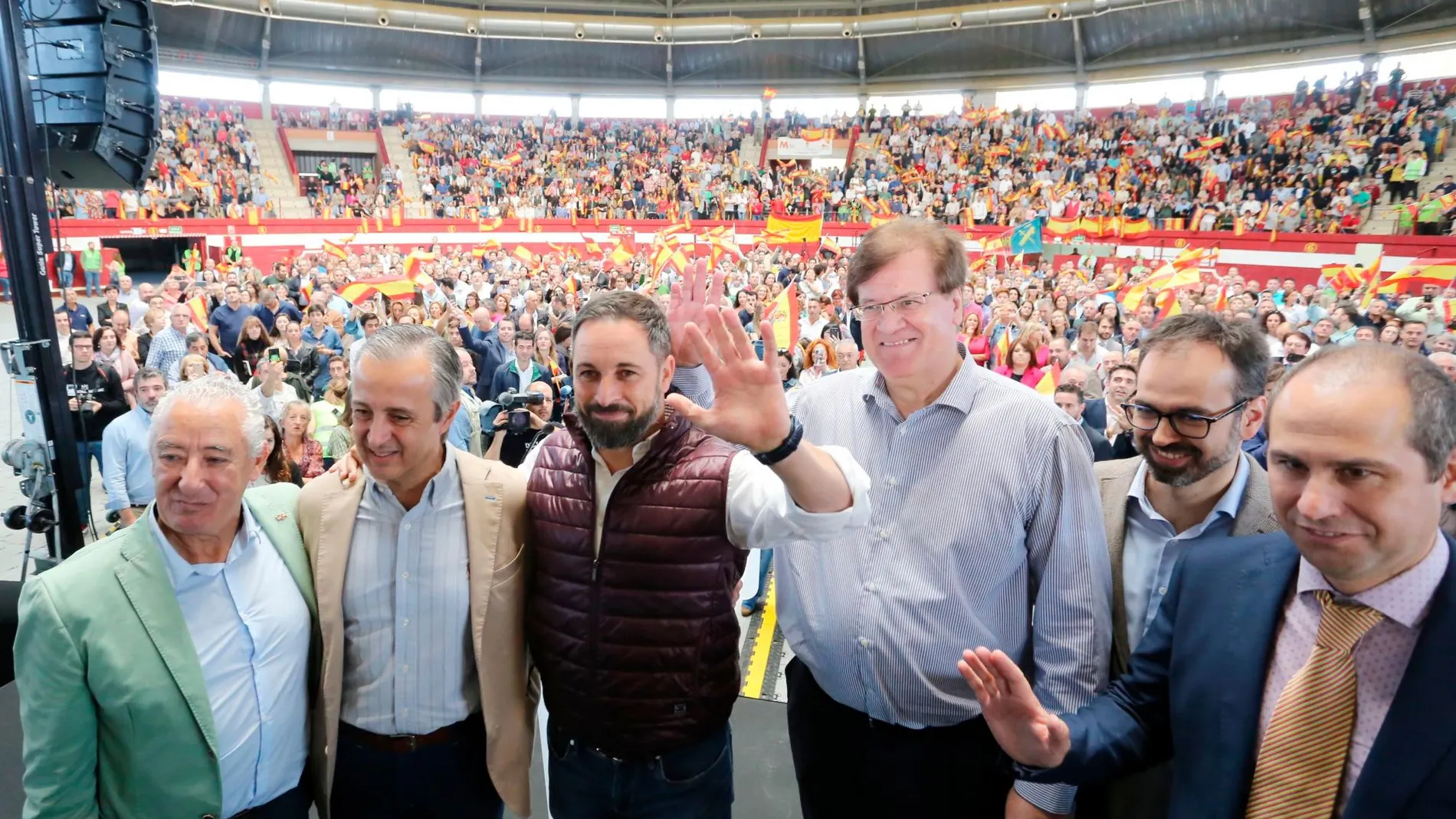 Santiago Abascal junto a los dirigentes de VOX en Valladolid en una abarrotada Plaza de Toros de Arroyo de la Encomienda
