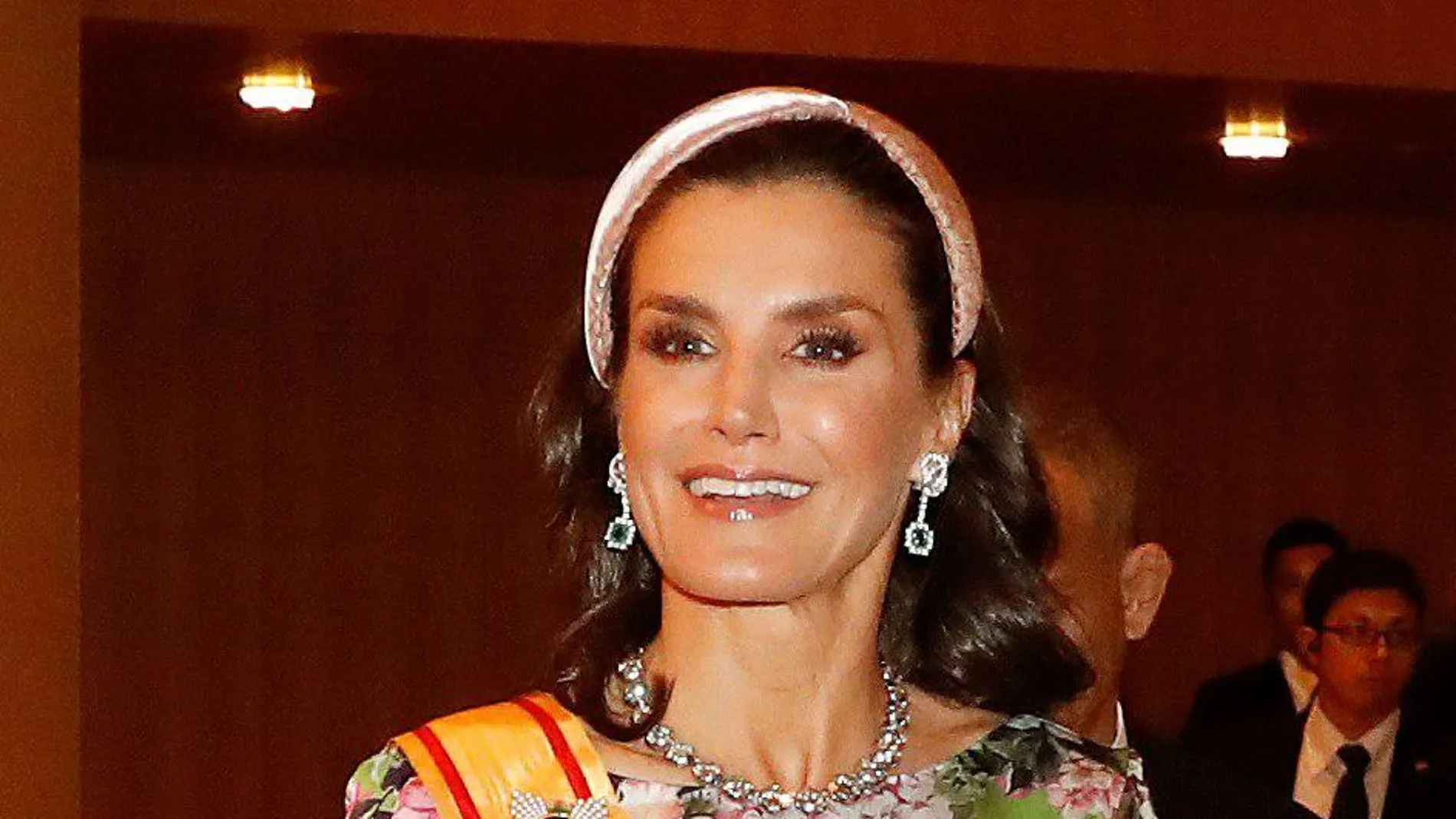 Doña Letizia triunfa con una espectacular diadema en Japón