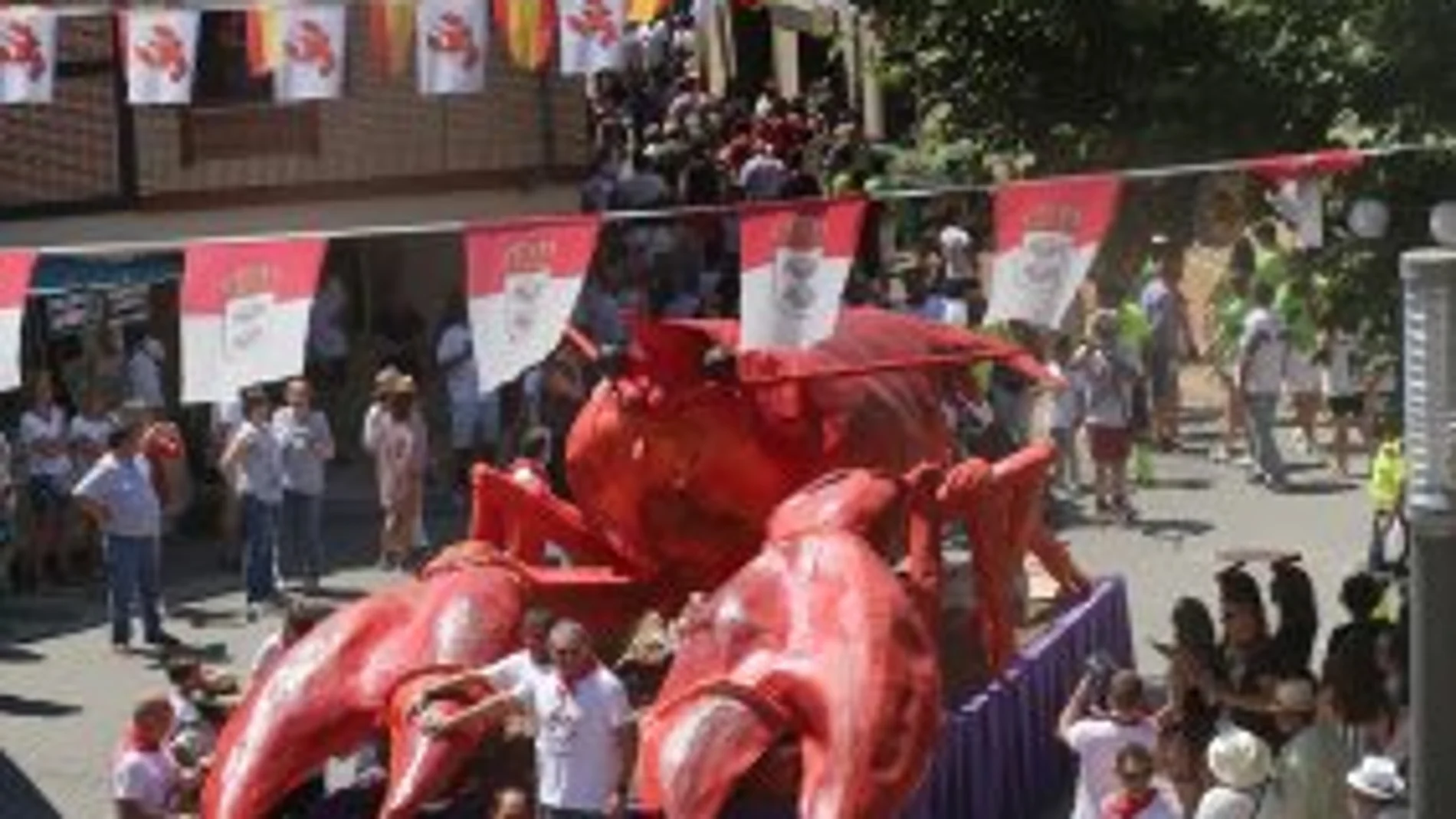 Desfile de carrozas y de peñas por las calles de Herrera de Pisuerga (Palencia)