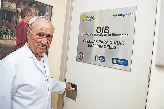 A sus 80 años, el traumatólogo Pedro Guillén dio con la proteína DGCR8 en sus investigaciones para detener el envejecimiento de los cartílagos. En la imagen, a la entrada de su laboratorio en la Clínica Cemtro de Madrid. Foto: David Jar