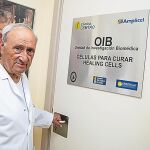 A sus 80 años, el traumatólogo Pedro Guillén dio con la proteína DGCR8 en sus investigaciones para detener el envejecimiento de los cartílagos. En la imagen, a la entrada de su laboratorio en la Clínica Cemtro de Madrid. Foto: David Jar