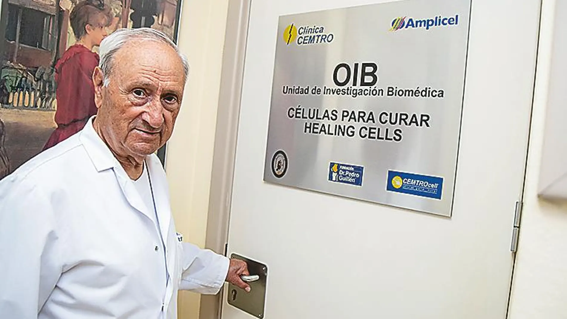 A sus 80 años, el traumatólogo Pedro Guillén dio con la proteína DGCR8 en sus investigaciones para detener el envejecimiento de los cartílagos. En la imagen, a la entrada de su laboratorio en la Clínica Cemtro de Madrid. Foto: David Jar