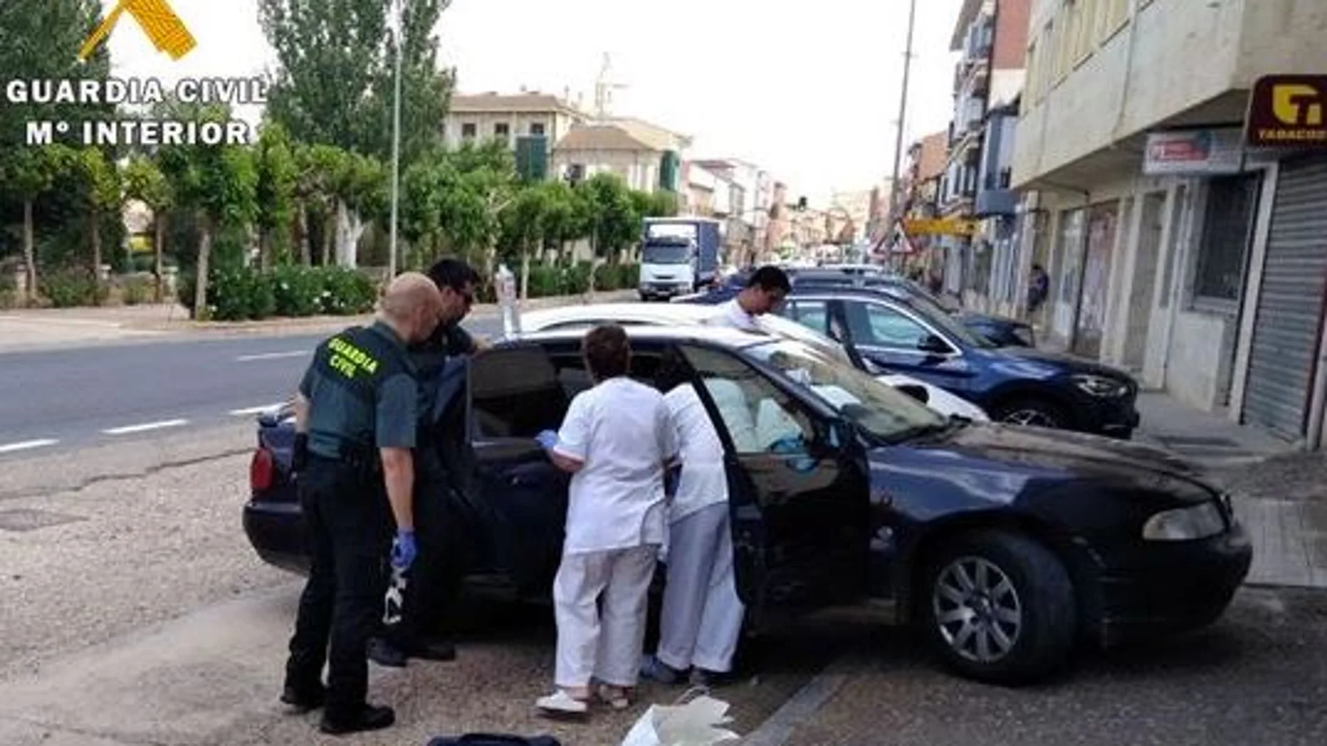 Momento en el que los agentes de la Guardia Civil auxilian a la mujer embarazada