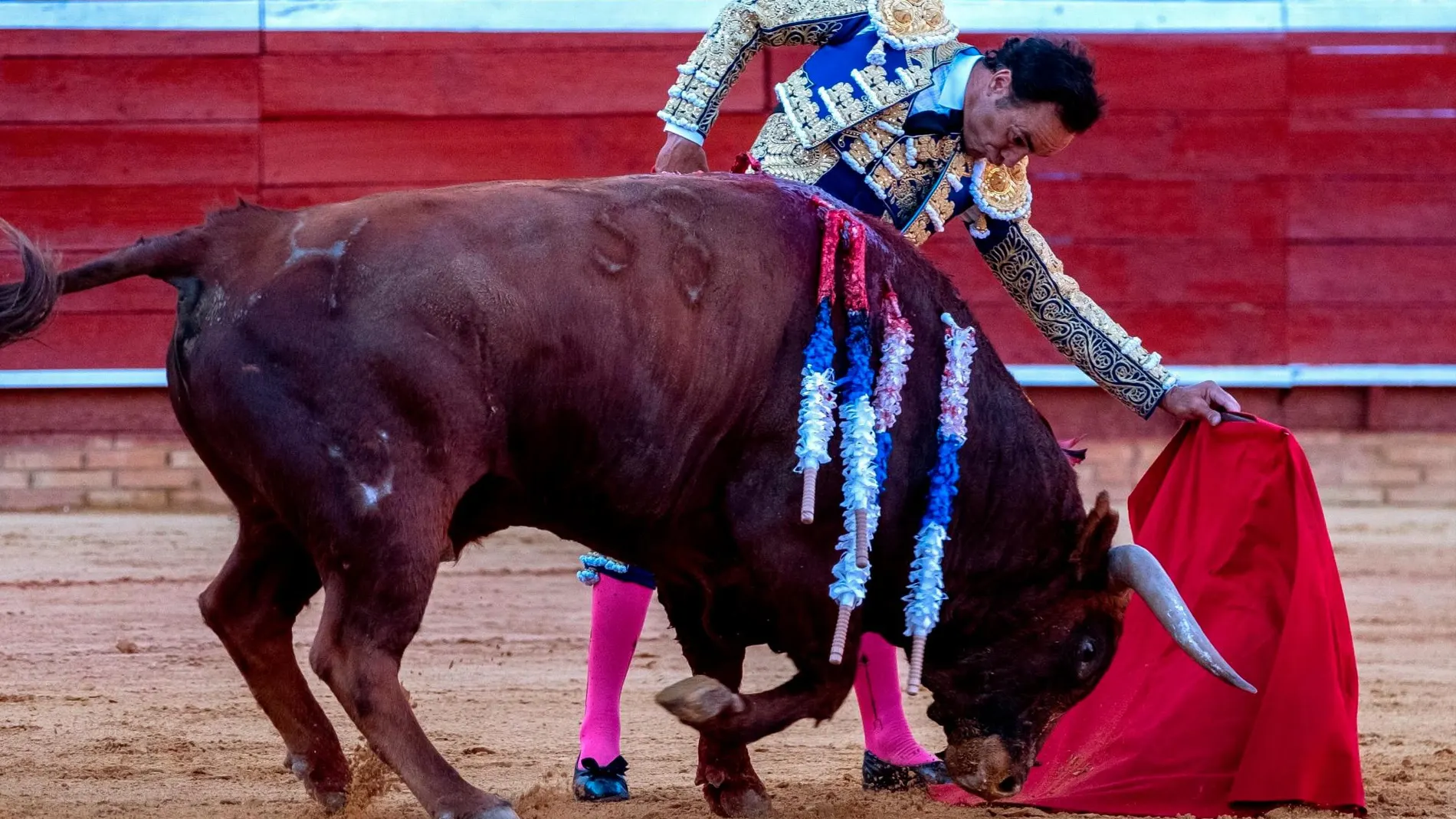 El Cid triunfa en su adiós de la plaza de toros de Huelva