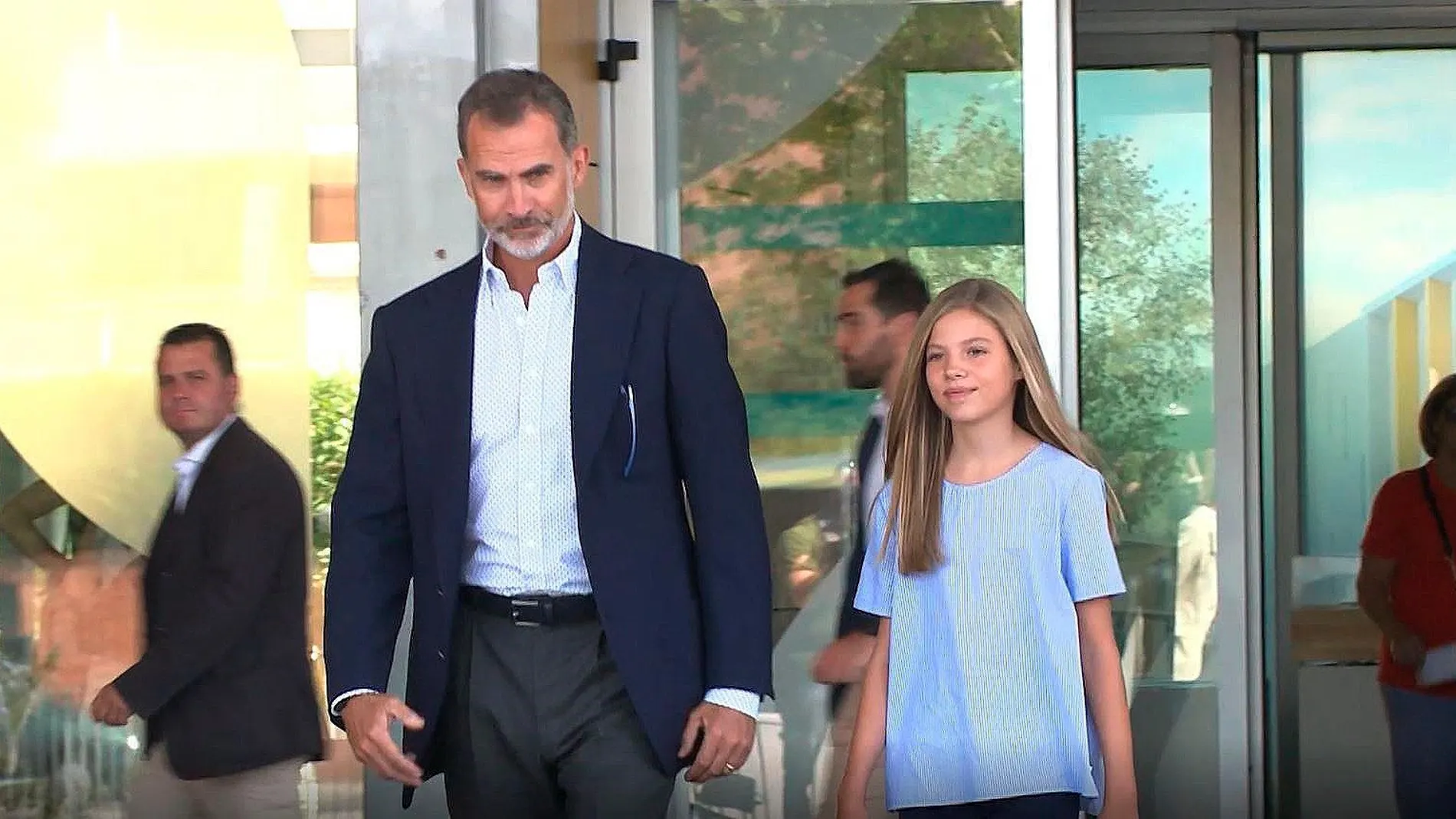 El Rey y la Infanta Sofía a la salida del hospital/Ep