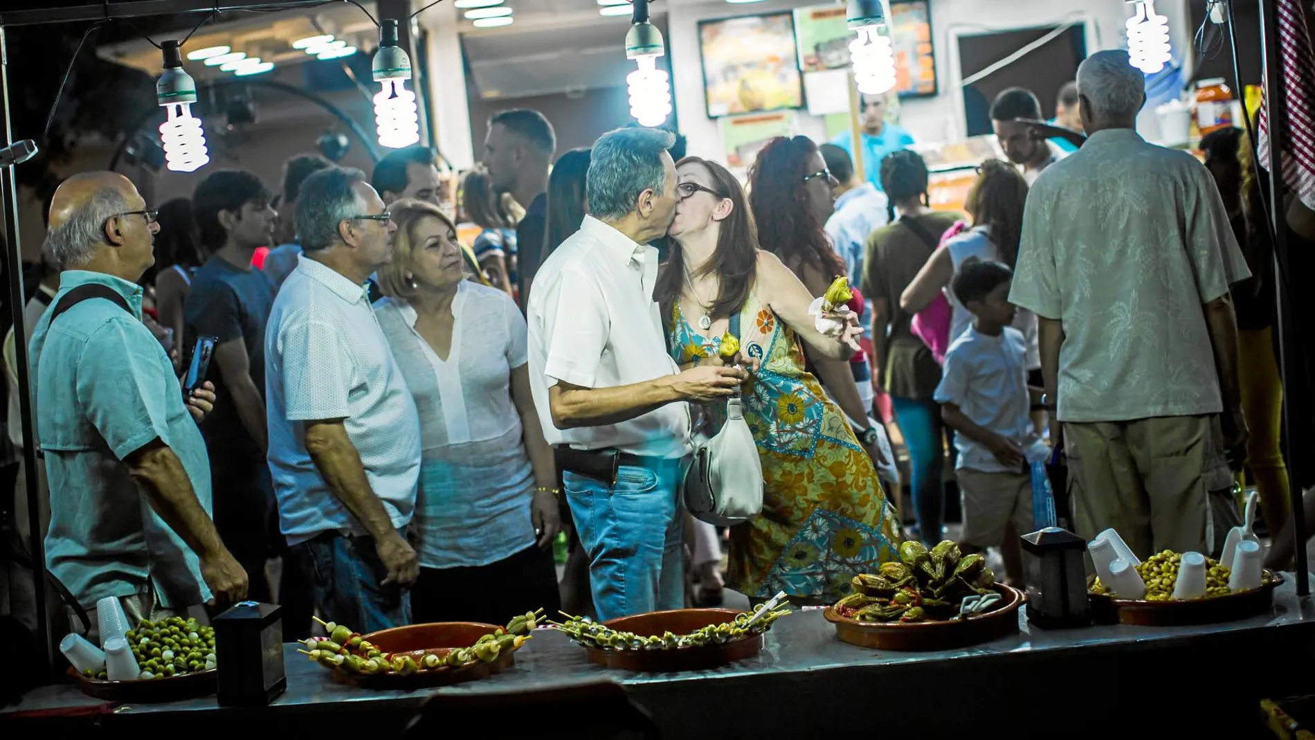 El distrito Centro se llena durante las fiestas de múltiples actividades entre las que no faltan los típicos puestos de encurtidos / Alberto R. Roldán