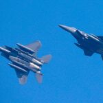 Dos cazas F15 de Corea del Sur durante unos ejercicios militares para detener a un avión militar ruso en el Mar de Japón/Efe