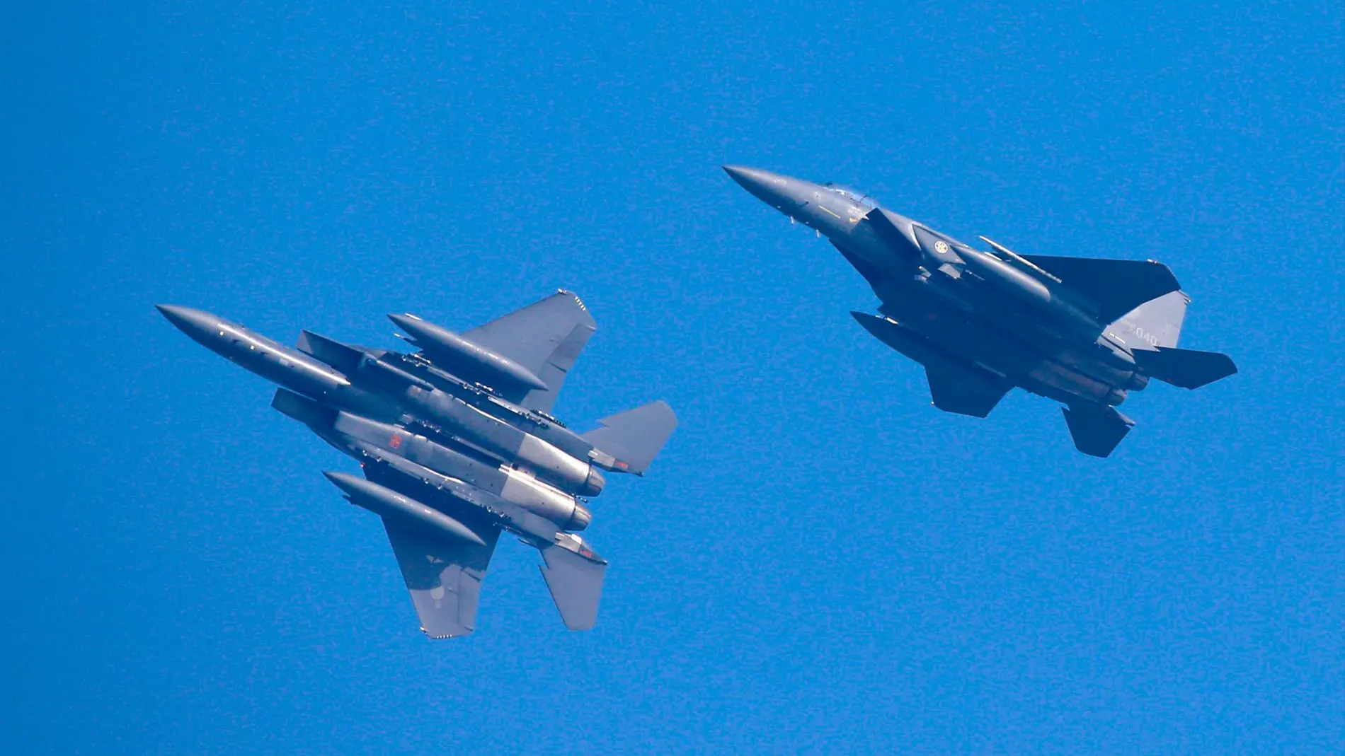 Dos cazas F15 de Corea del Sur durante unos ejercicios militares para detener a un avión militar ruso en el Mar de Japón/Efe