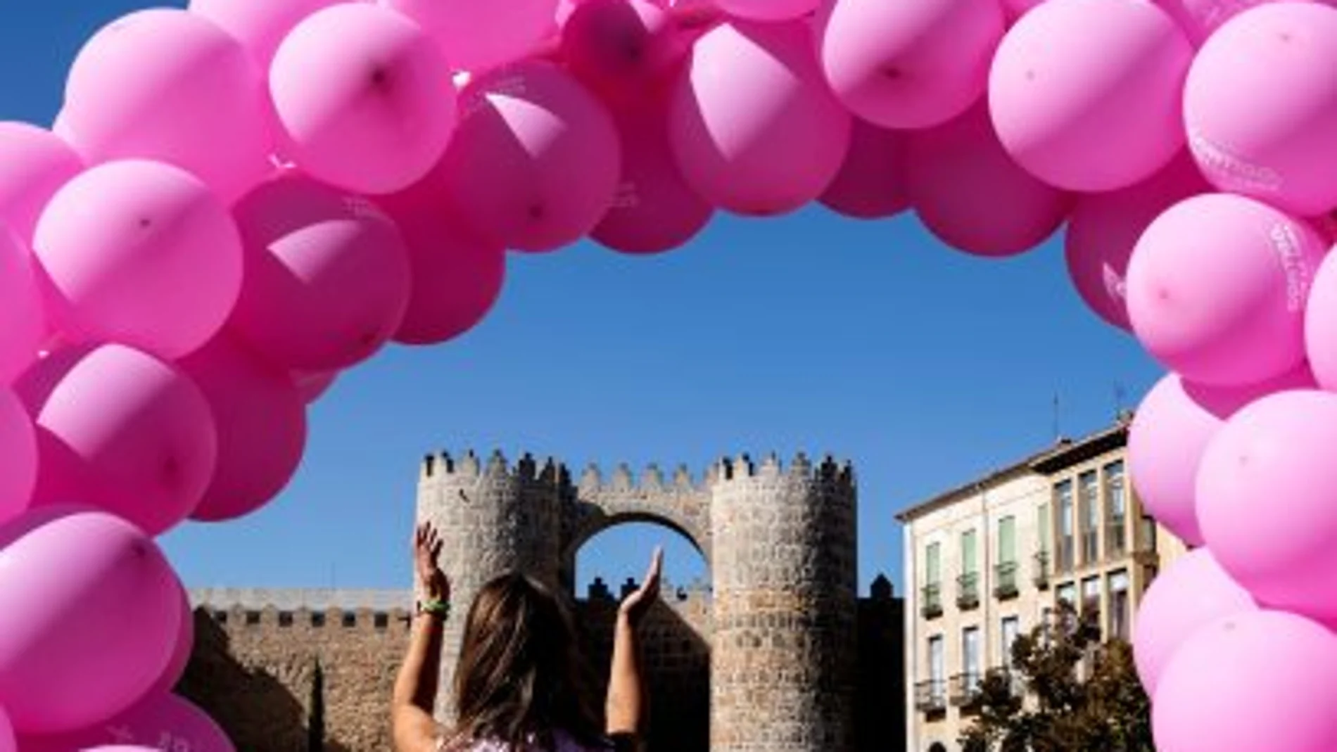 Miles de abulenses en la plaza de Santa Teresa, junto a los lienzos este y sur de la muralla de Ávila para "abrazar"al principal monumento de la capital abulense contra el cáncer de mama, en una iniciativa organizada por la Asociación Española contra el Cáncer (AECC)