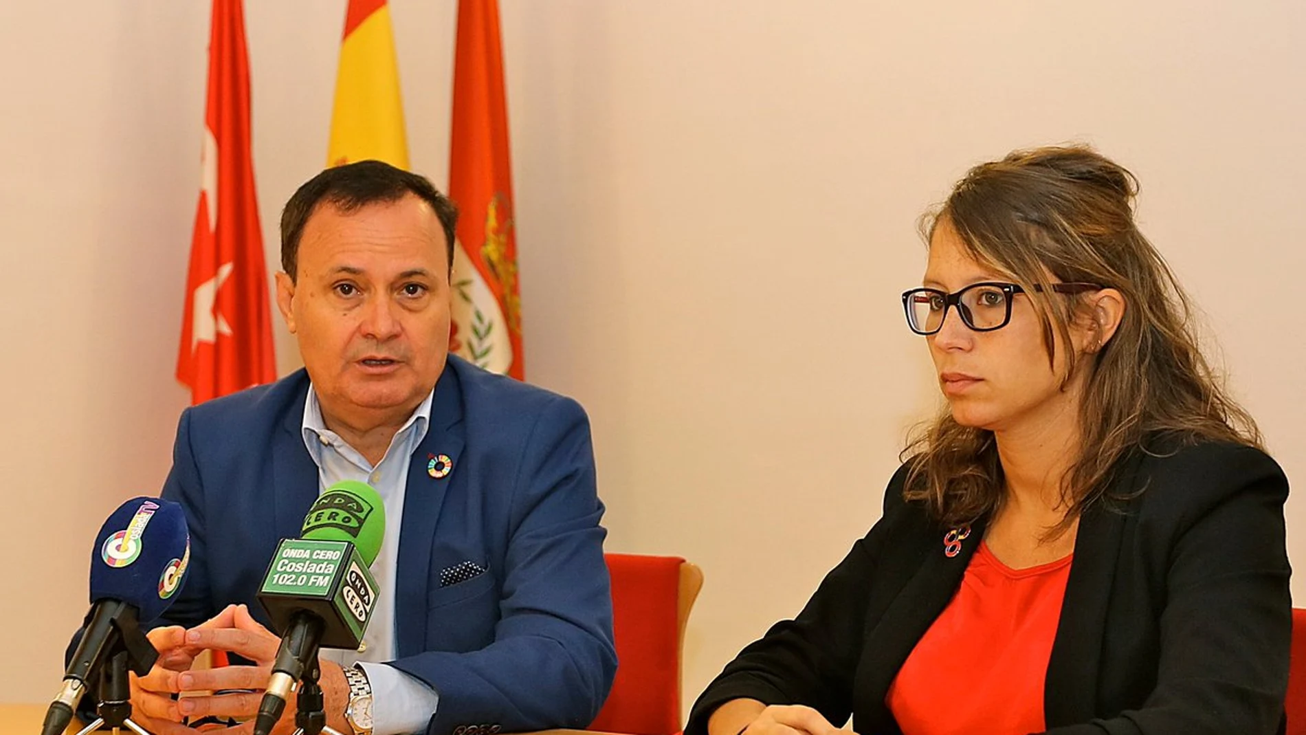 Ángel Viveros, alcalde de Coslada, junto a la concejal de Recursos Humanos y Hacienda, Macarena Orosa