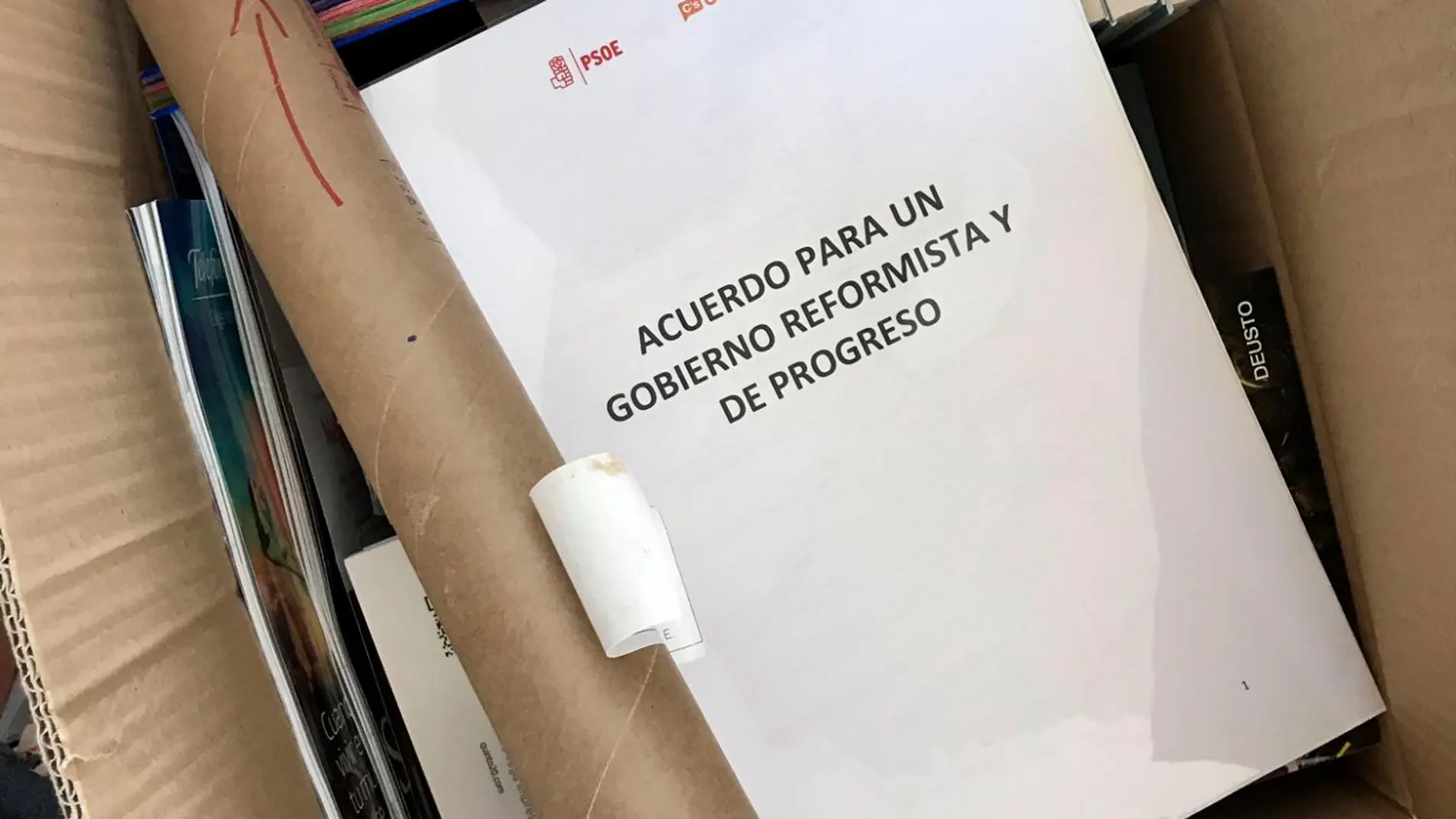 Toni Roldán fotografía el pacto de gobierno firmado por Albert Rivera y Pedro Sánchez en 2016