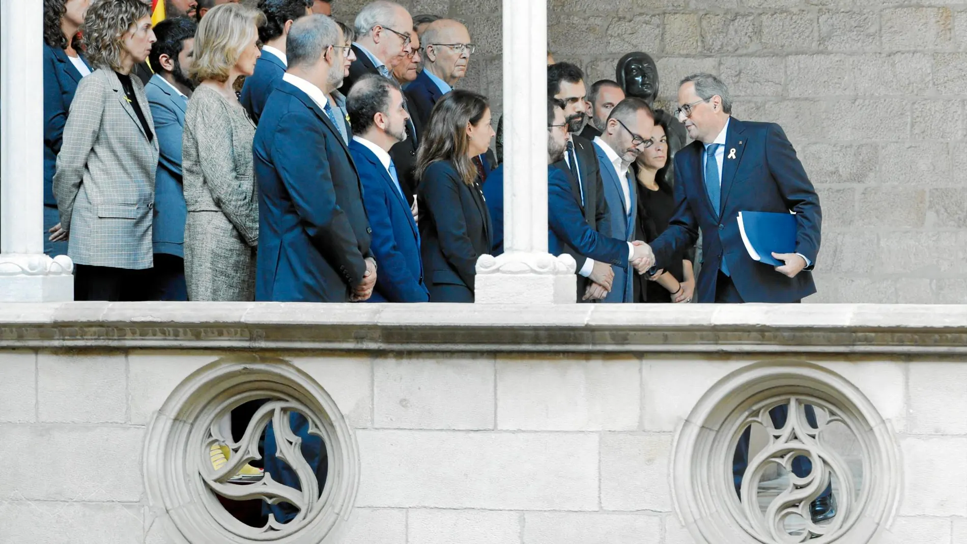 Joaquim Torra saluda ayer en el Palau de la Generalitat a miembros de su Govern que acudieron a la declaración institucional tras hacerse pública la sentencia. Foto: Shooting
