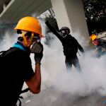 La Policía tira gases lacrimógenos contra manifestantes en Hong Kong / Reuters