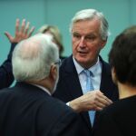 Michel Barnier, negociador jefe de la UE, charla con Miguel Arias Canete, izquierda, y otros comisarios en la reunión de hoy en Bruselas/Ap