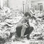 Un pequeño desolado entre los escombros tras el intenso bombardeo de Hitler sobre la capital polaca