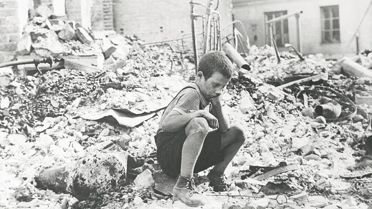 La caída de Varsovia ante Hitler:  cadáveres entre los escombros