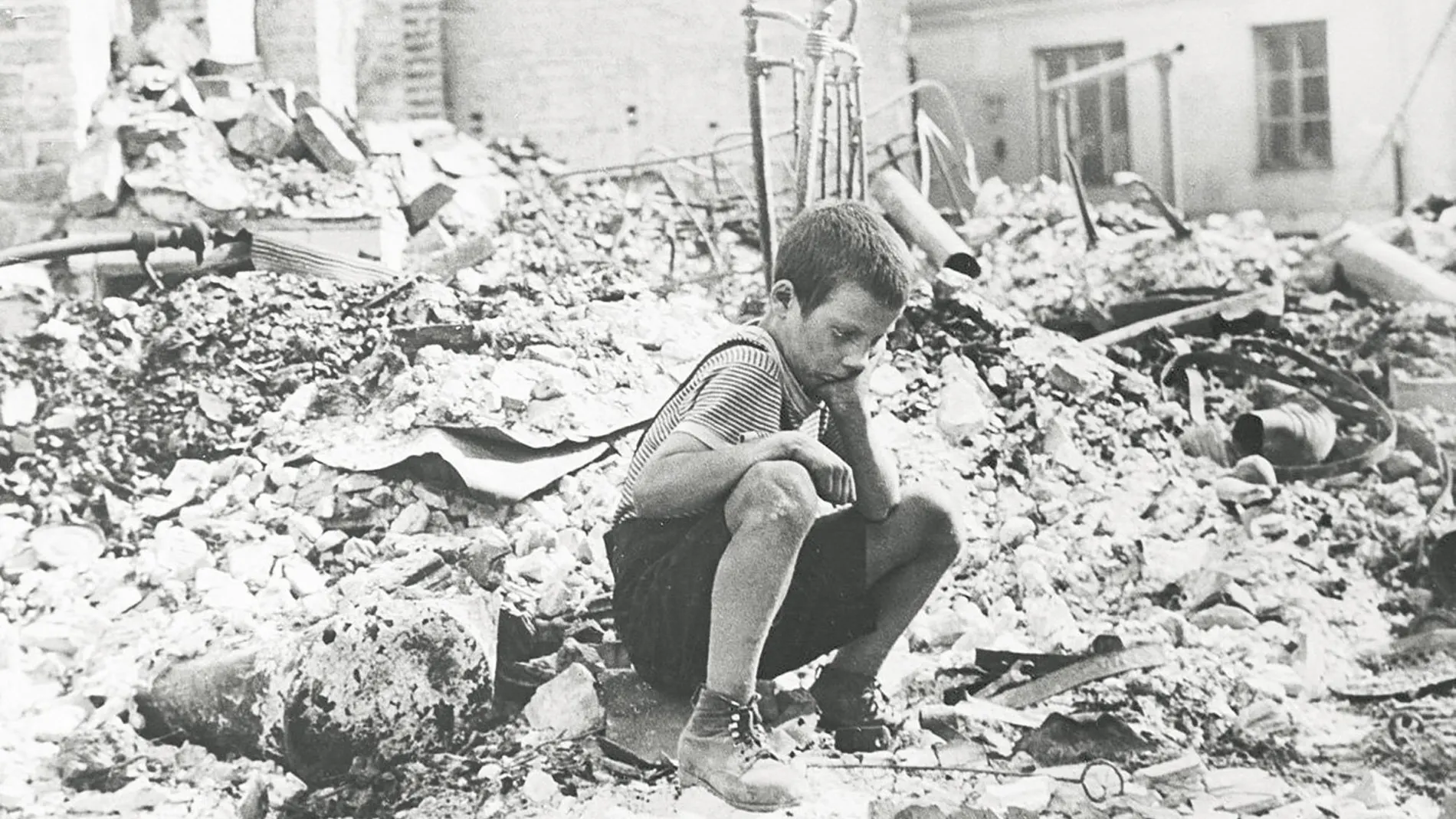 Un pequeño desolado entre los escombros tras el intenso bombardeo de Hitler sobre la capital polaca
