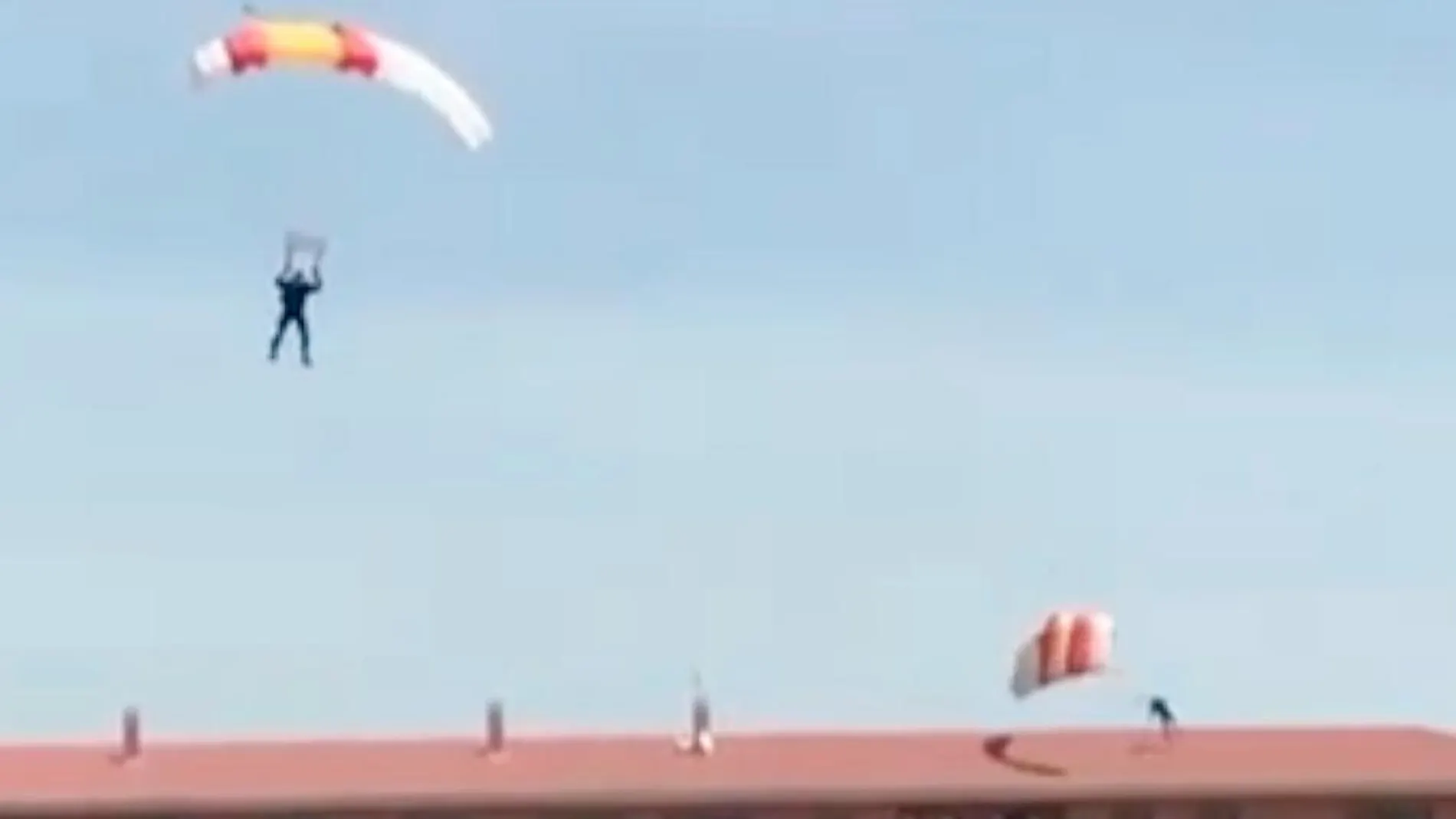 Herido un paracaidista al estrellarse contra un tejado durante una exhibición