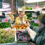 Una mujer compra fruta y verdura en Mercavalencia