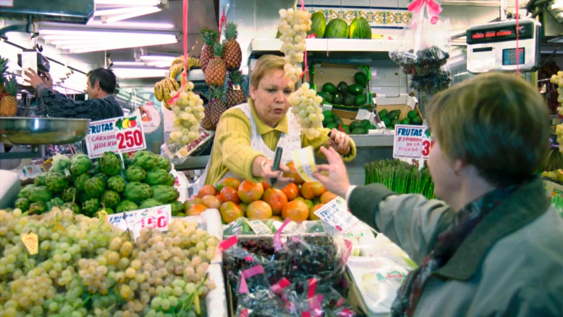 Una mujer compra fruta y verdura en Mercavalencia