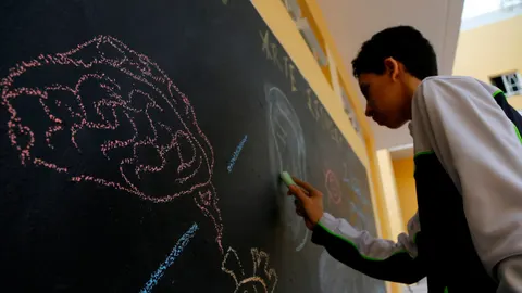 Estudiante en aula del colegio