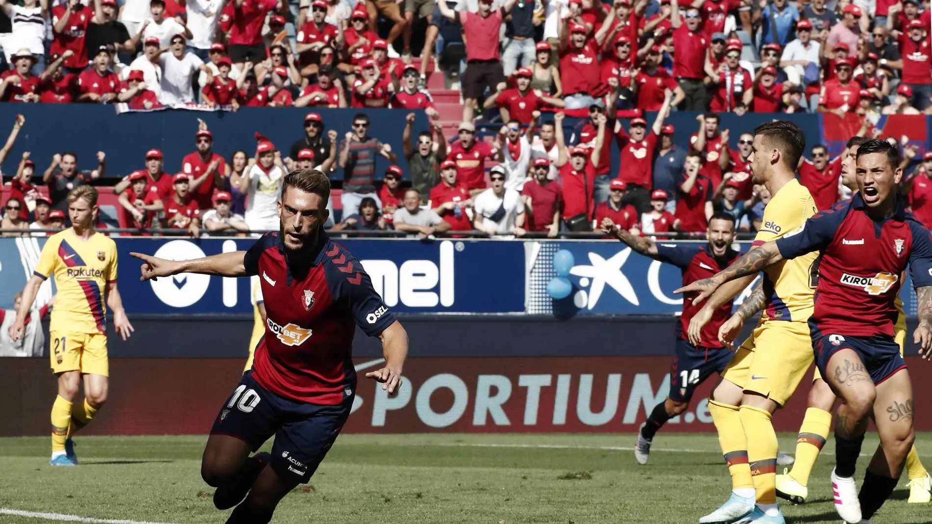 Roberto Torres celebra uno de los goles que le marcó al Barcelona