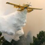 Un avión trabaja en las labores de extinción del incendio en Casais de Sao Bento, en Portugal