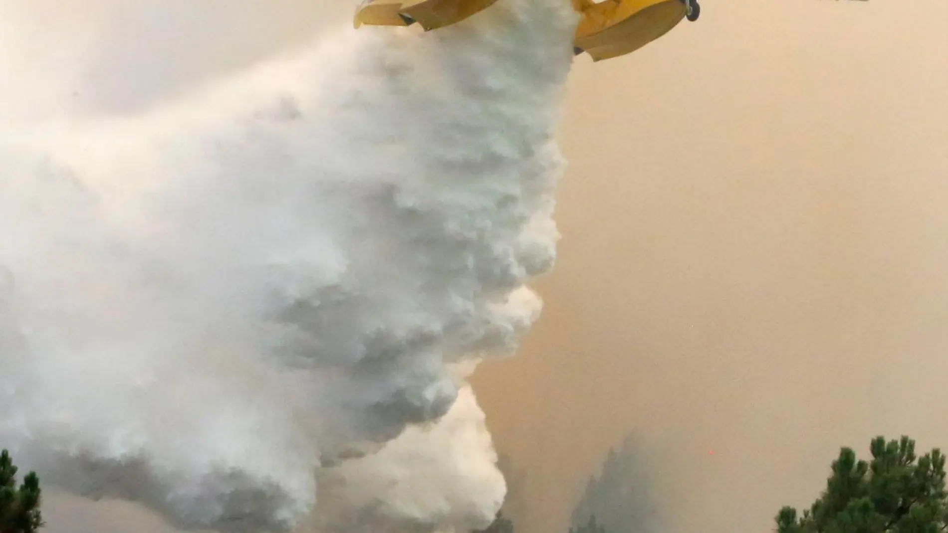Un avión trabaja en las labores de extinción del incendio en Casais de Sao Bento, en Portugal