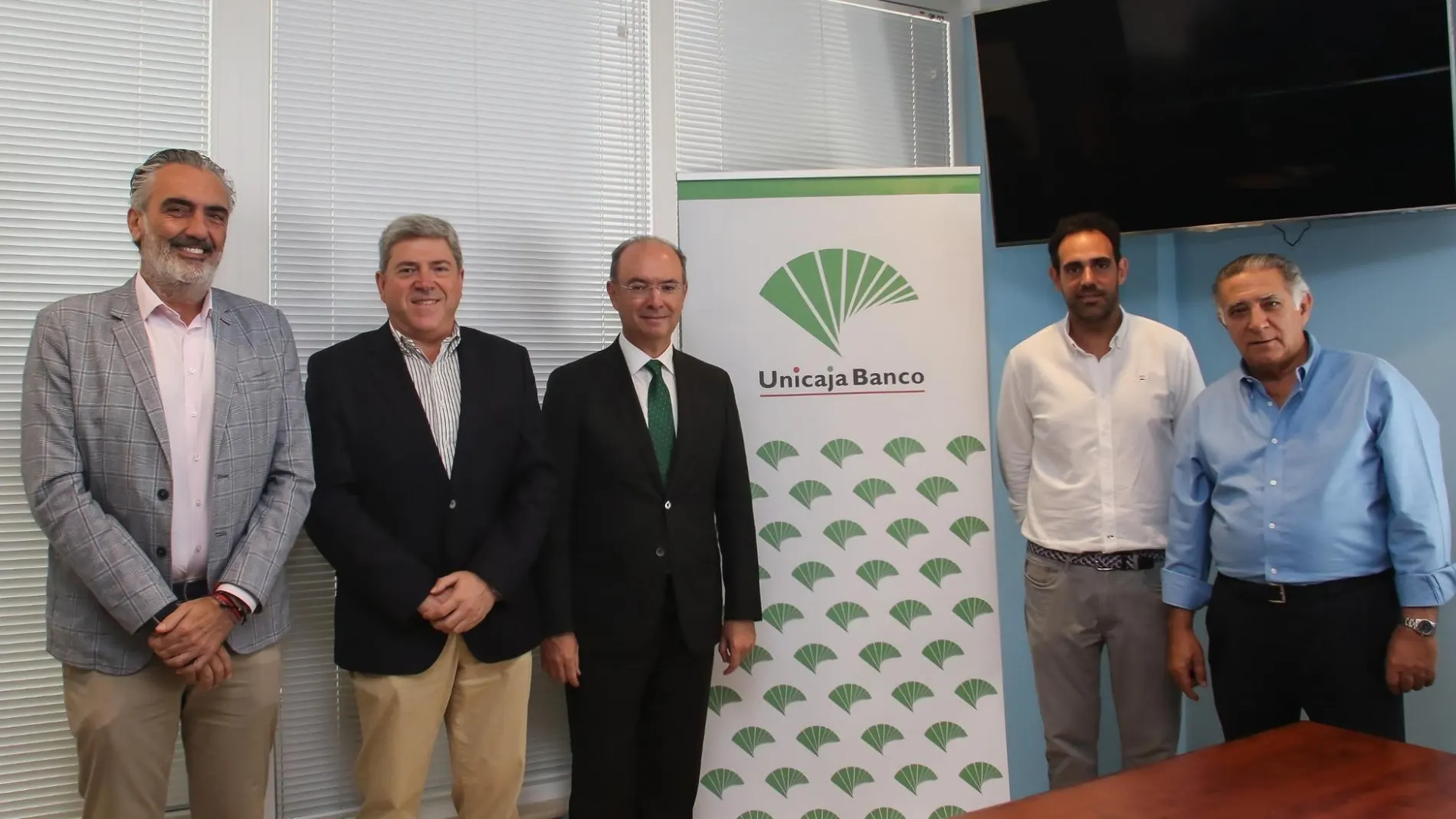 En la imagen, el director territorial de Málaga de Unicaja Banco, José Manuel Alba; el presidente de Aeplayas, Manuel Villafaina; el presidente de Aedav Andalucía, Sergio García; el presidente de Aehcos, Luis Callejón, y el presidente de Mahos, Francisco Javier Frutos / La Razón