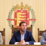 El alcalde de Valladolid, Óscar Puente, junto a la concejala Ana Redondo y el presidente del Ateneo de la ciudad, Celso Almuiña
