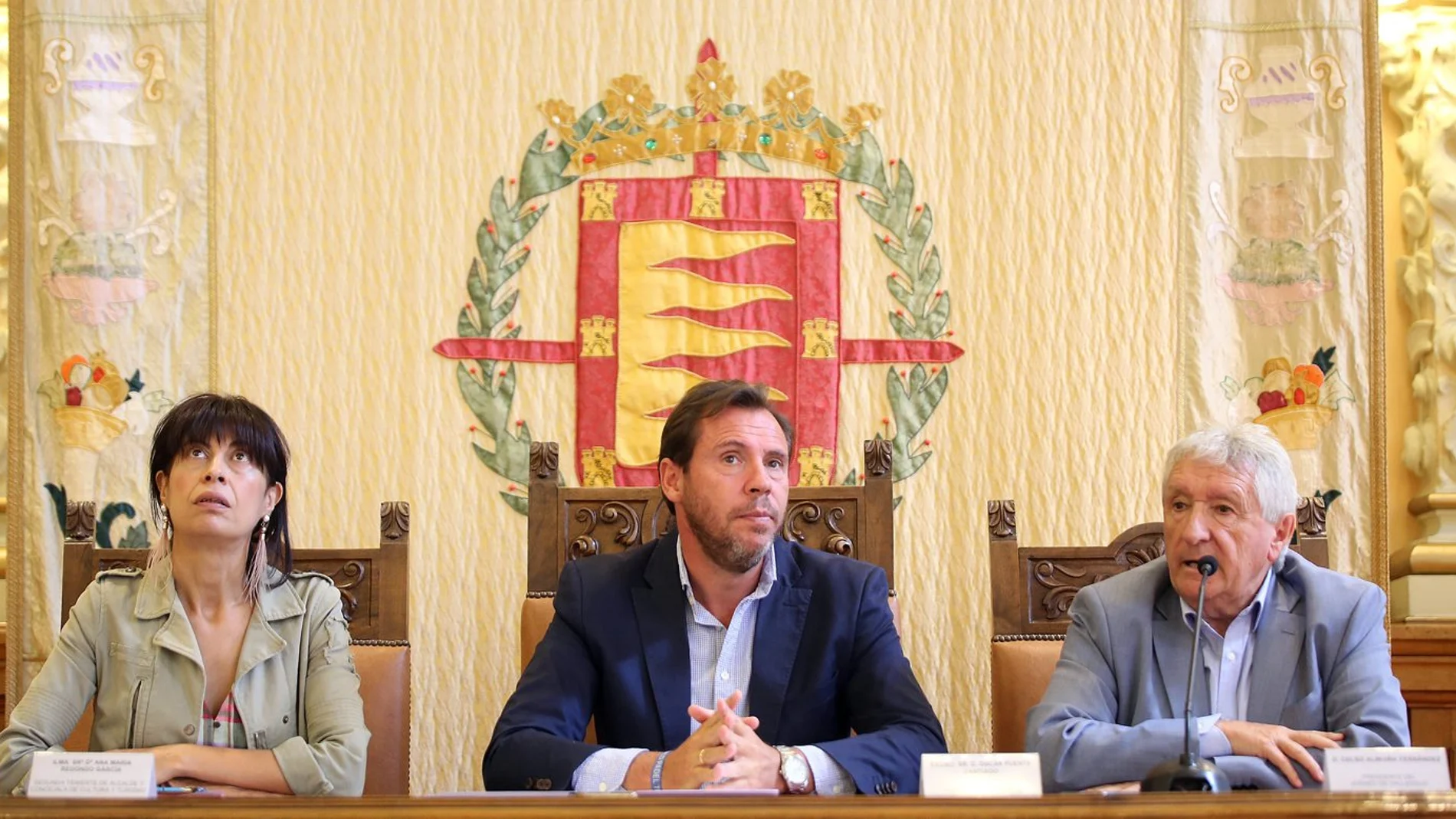El alcalde de Valladolid, Óscar Puente, junto a la concejala Ana Redondo y el presidente del Ateneo de la ciudad, Celso Almuiña